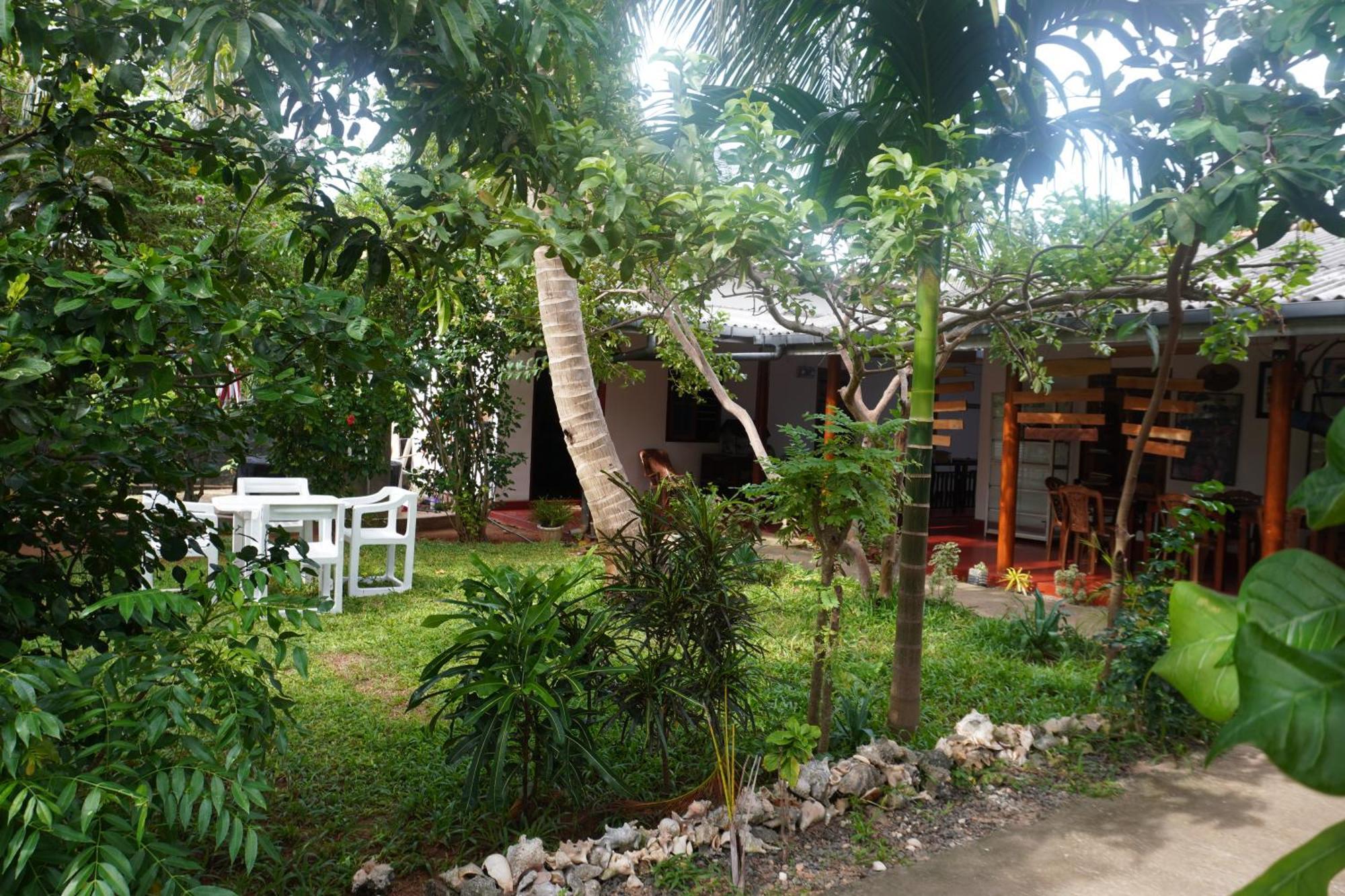Vibushan Guest House Nilaveli Exterior photo